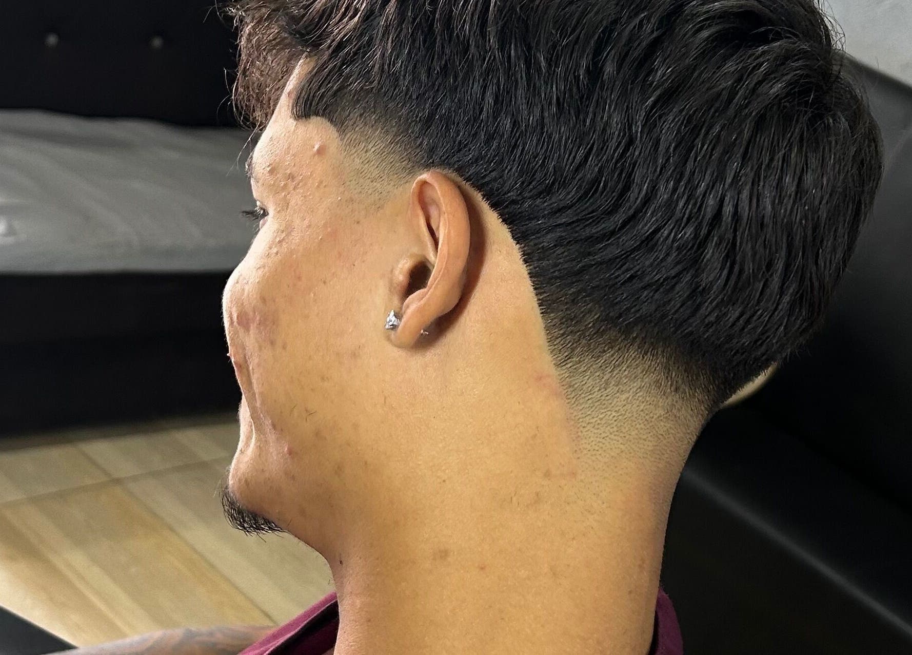 Elegante corte desvanecido na Barbearia Blessed em Rondônia, Rondônia, BR, destacando sofisticação moderna.