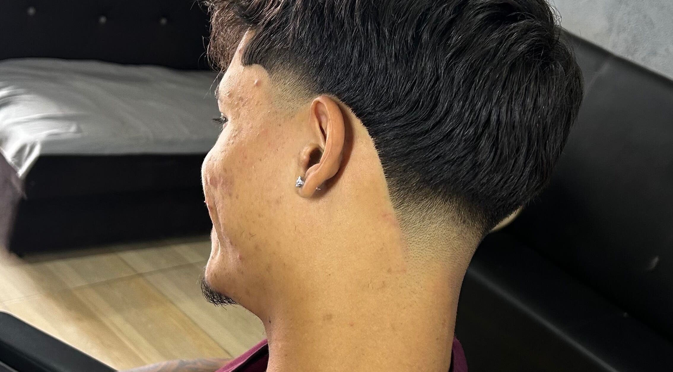 Elegante corte desvanecido na Barbearia Blessed em Rondônia, Rondônia, BR, destacando sofisticação moderna.