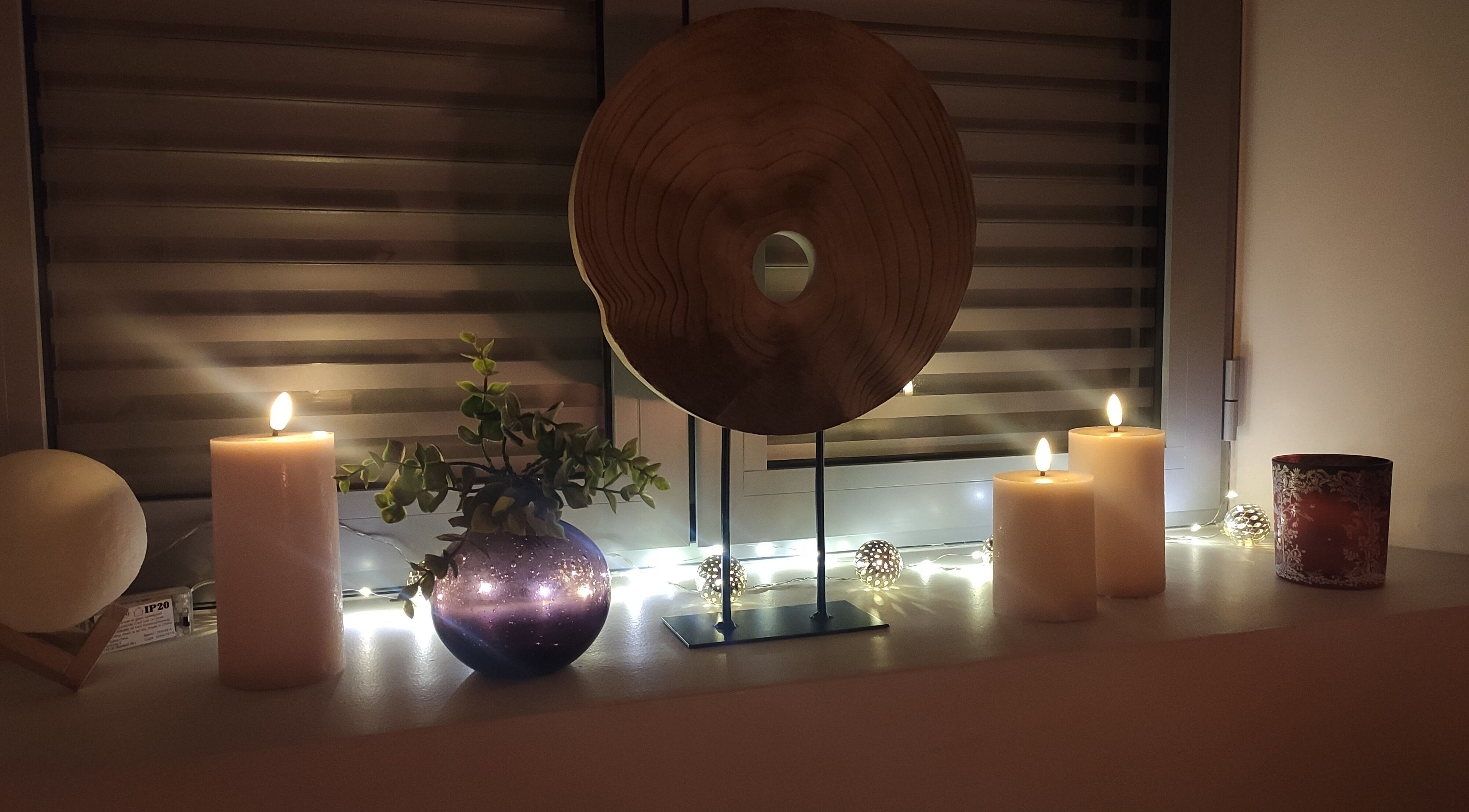 Bougies et décor zen chez Aura Thérapeutique à Porcheville, Île-de-France, FR pour une ambiance relaxante.