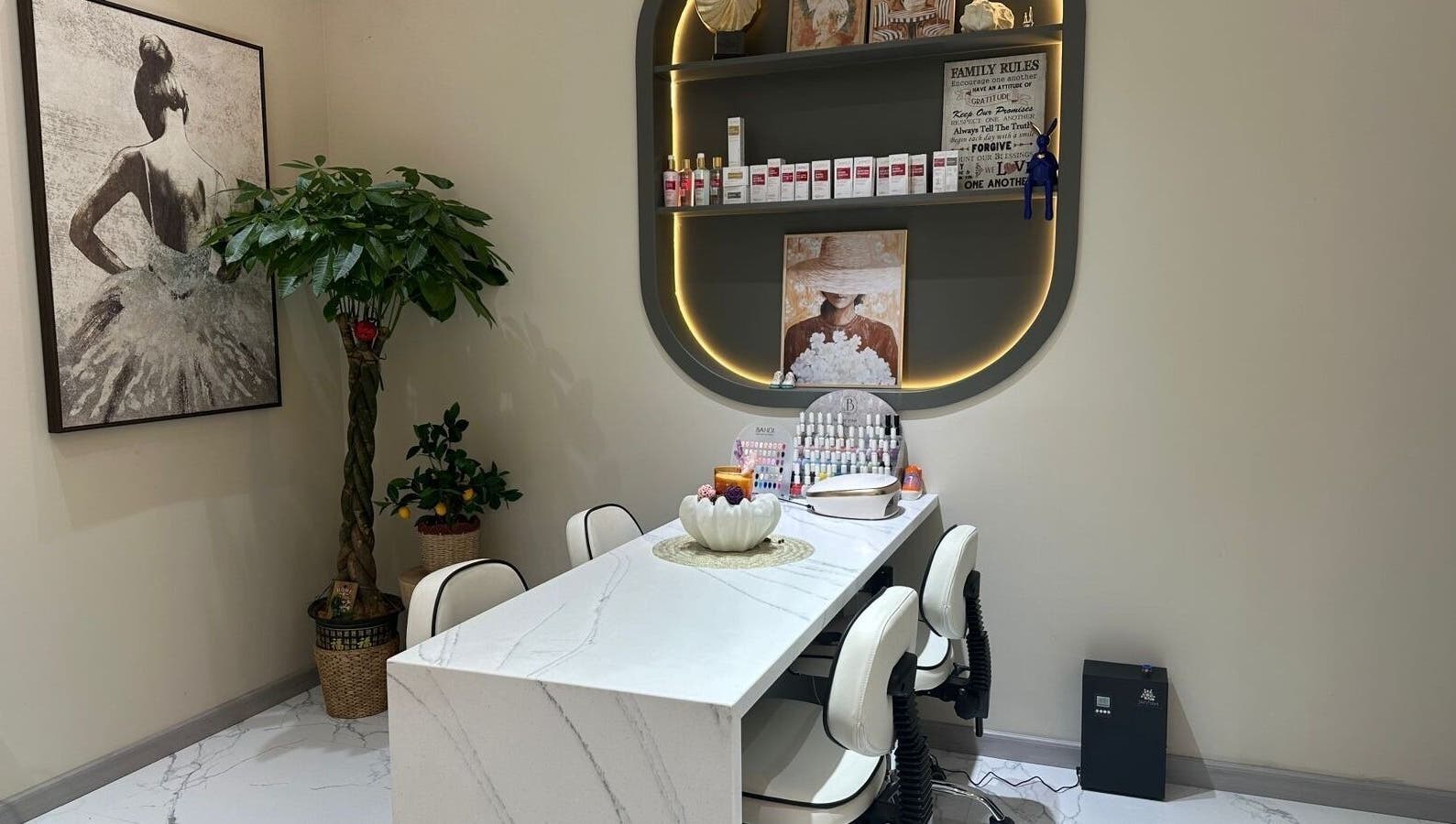 Elegant interior of Allenora Beauty Lounge in Abu Dhabi, AE with chic décor and a stylish manicure station.