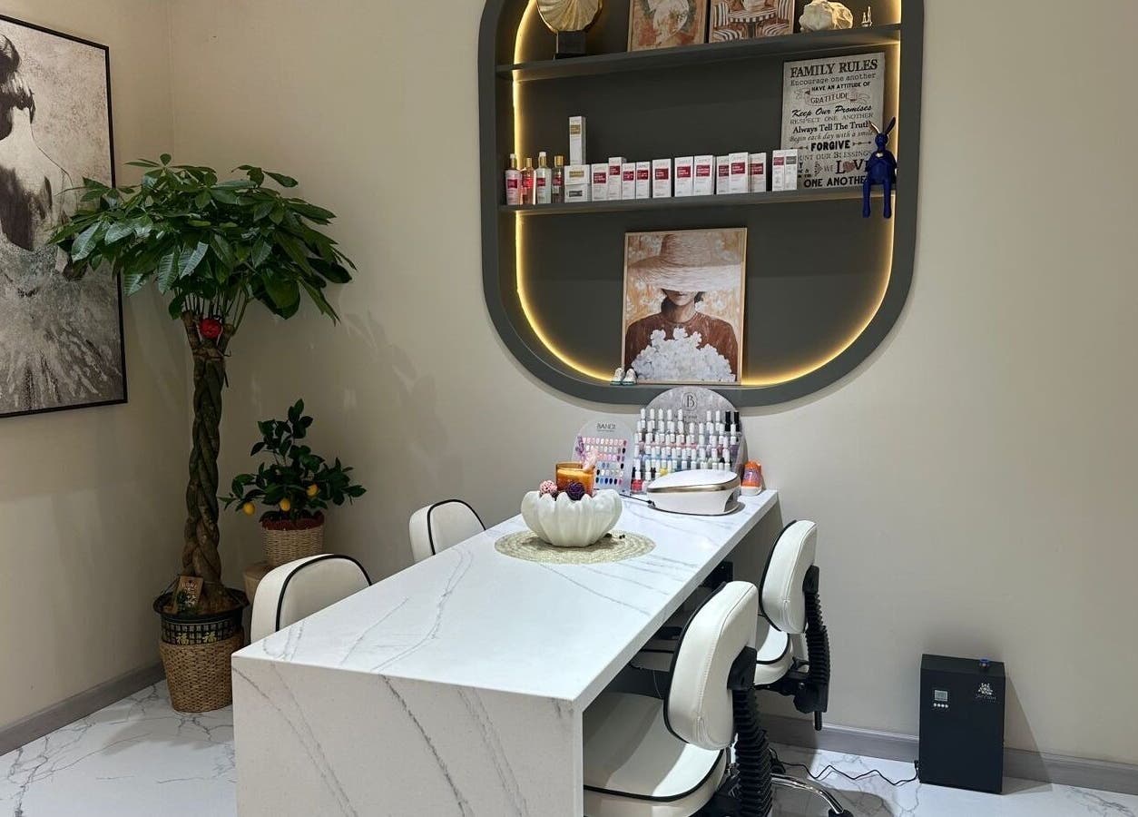 Elegant interior of Allenora Beauty Lounge in Abu Dhabi, AE with chic décor and a stylish manicure station.