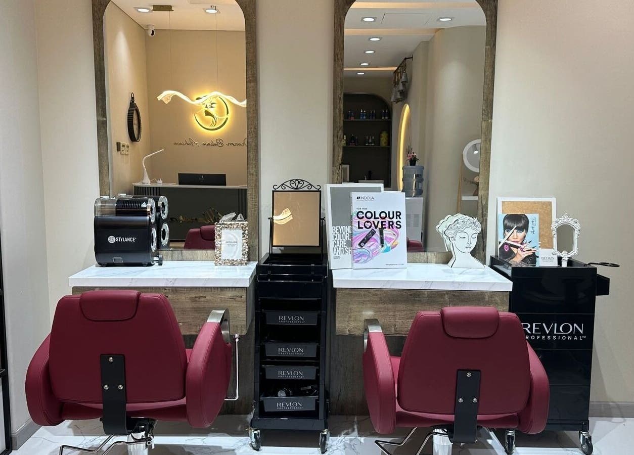 Modern salon chairs and mirrors at Allenora Beauty Lounge, Abu Dhabi, AE, showcasing elegant interior design.