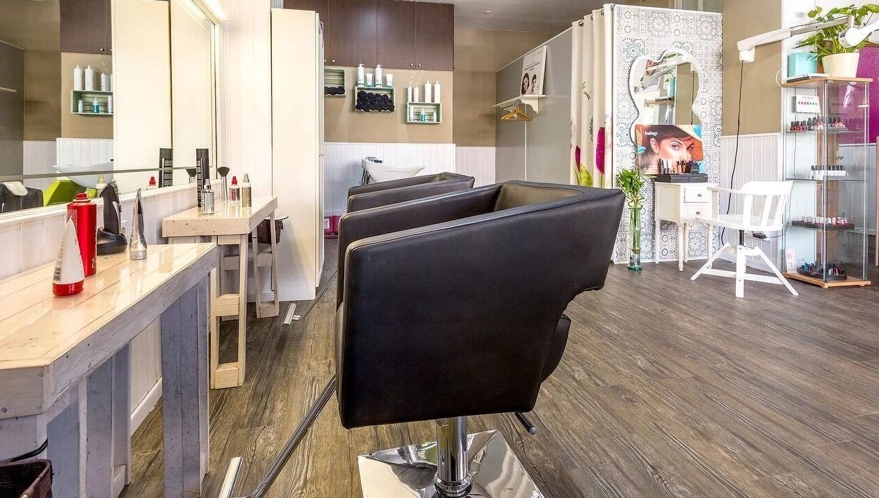 Interior moderno de Belleza Integral 10 VD en Madrid, Comunidad De Madrid, ES con sillas y espejos elegantes.