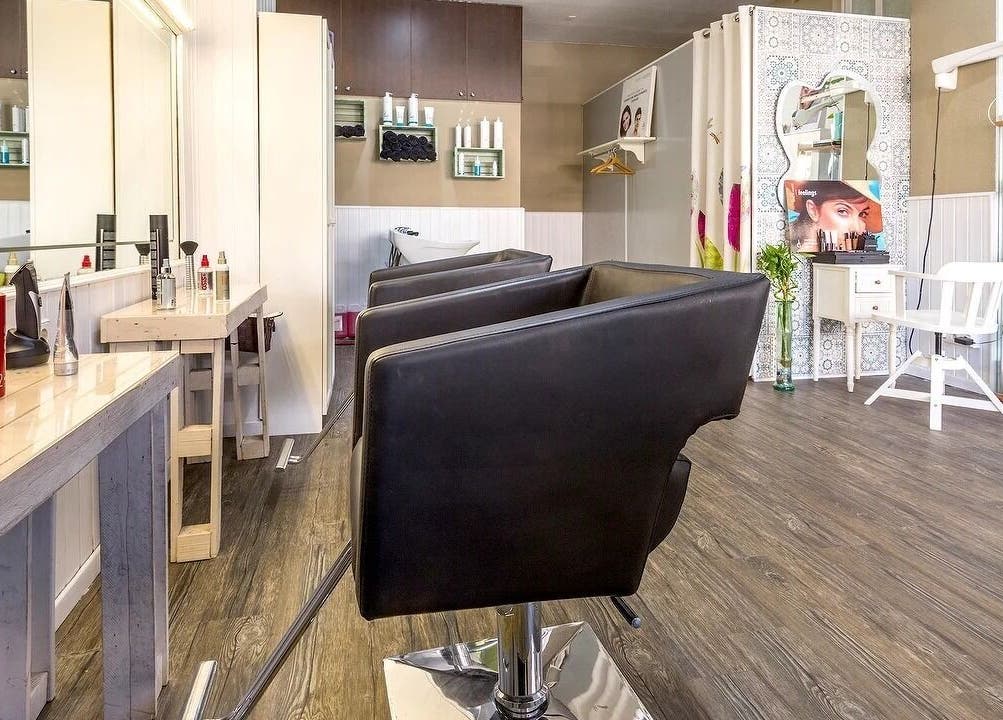 Interior moderno de Belleza Integral 10 VD en Madrid, Comunidad De Madrid, ES con sillas y espejos elegantes.