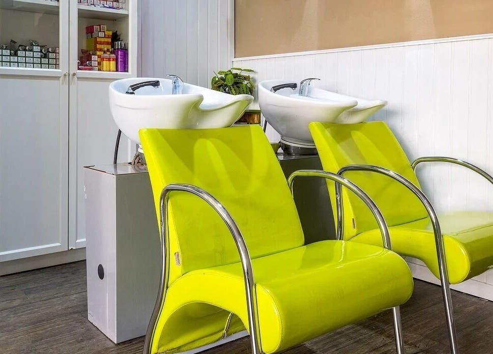 Sillas de salón brillantes y lavacabezas en Belleza Integral 10 VD, Madrid, Comunidad De Madrid, ES.