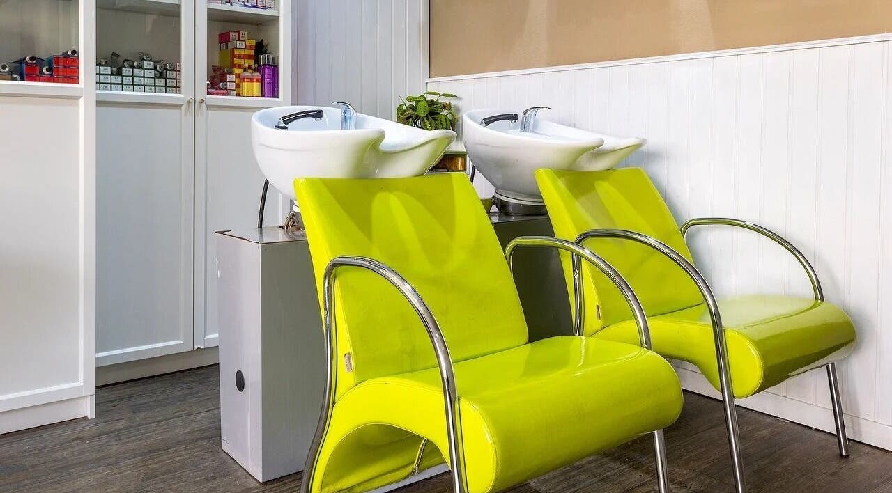 Sillas de salón brillantes y lavacabezas en Belleza Integral 10 VD, Madrid, Comunidad De Madrid, ES.