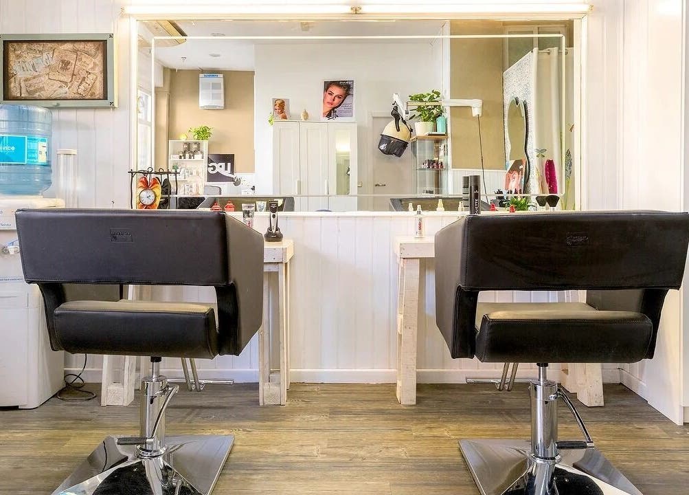 Interior moderno del salón Belleza Integral 10 VD, Madrid, Comunidad De Madrid, ES, con sillas elegantes.