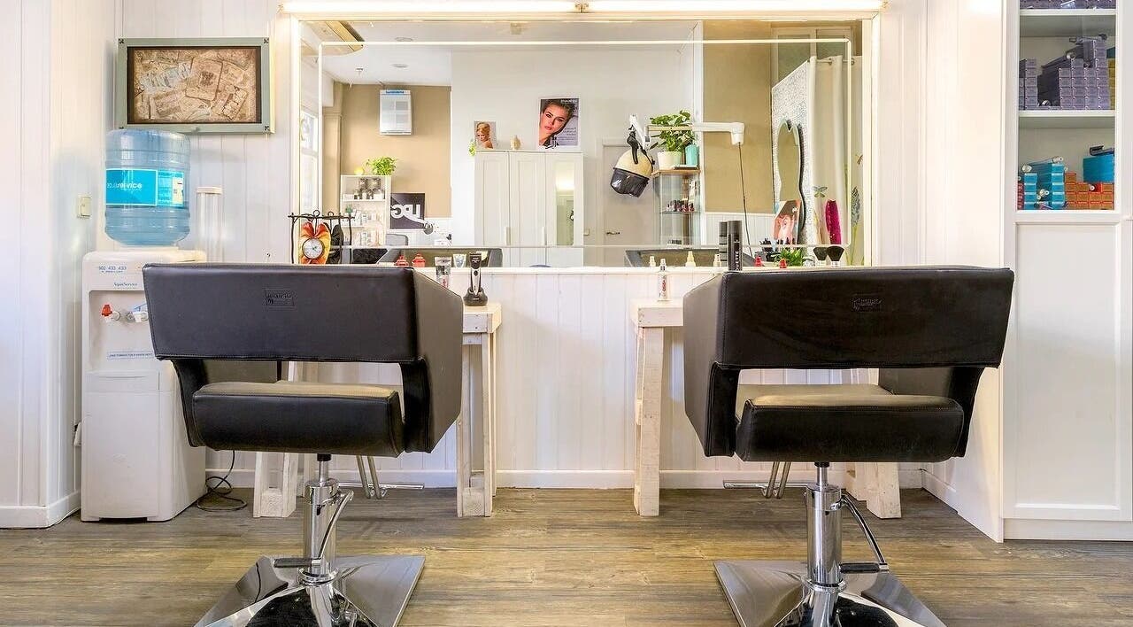 Interior moderno del salón Belleza Integral 10 VD, Madrid, Comunidad De Madrid, ES, con sillas elegantes.