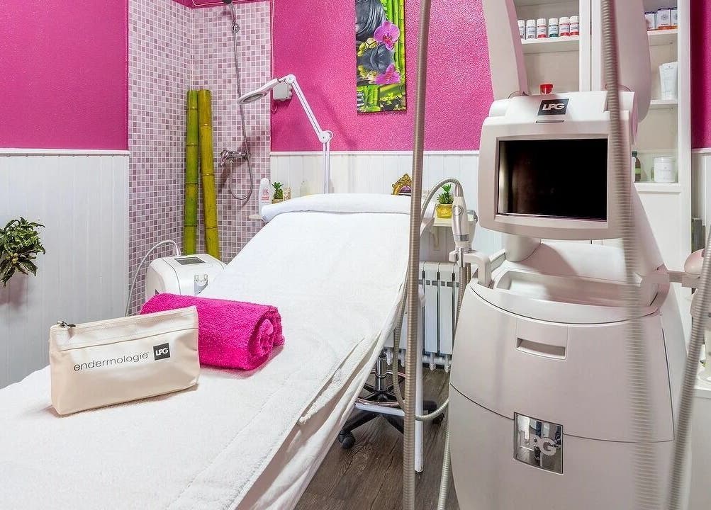 Sala de tratamientos en Belleza Integral 10 VD, Madrid, Comunidad De Madrid, ES, con equipo moderno.