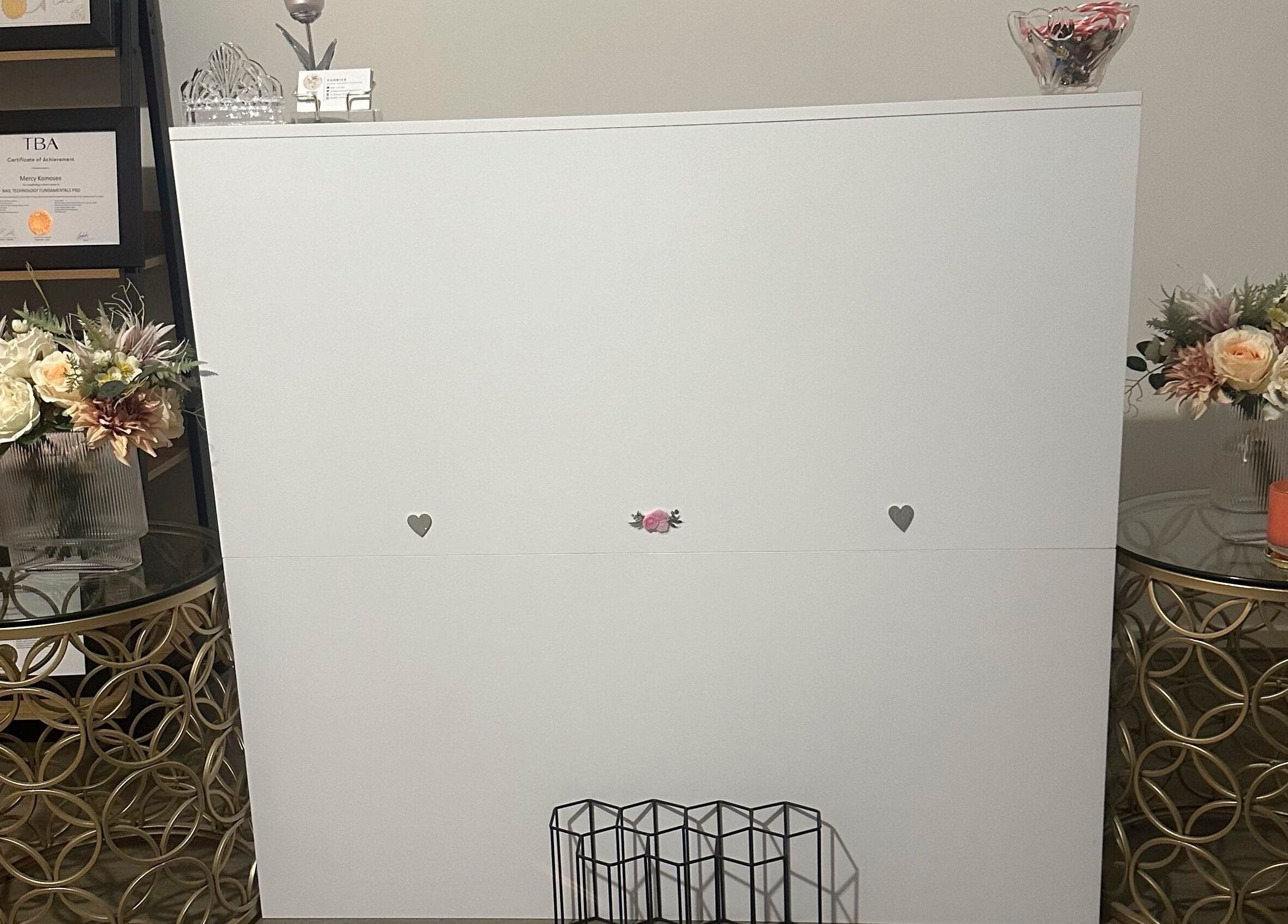 Stylish floral decor at Glow By Candice K, Melbourne, Victoria, AU. Serenity and sophistication combined.