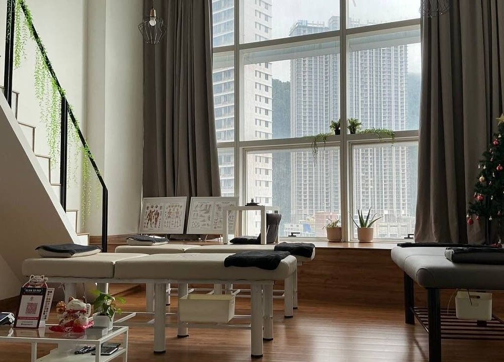 Spacious therapy room at Shisei Wellness in Petaling Jaya, Selangor, MY with cozy massage tables and large windows.