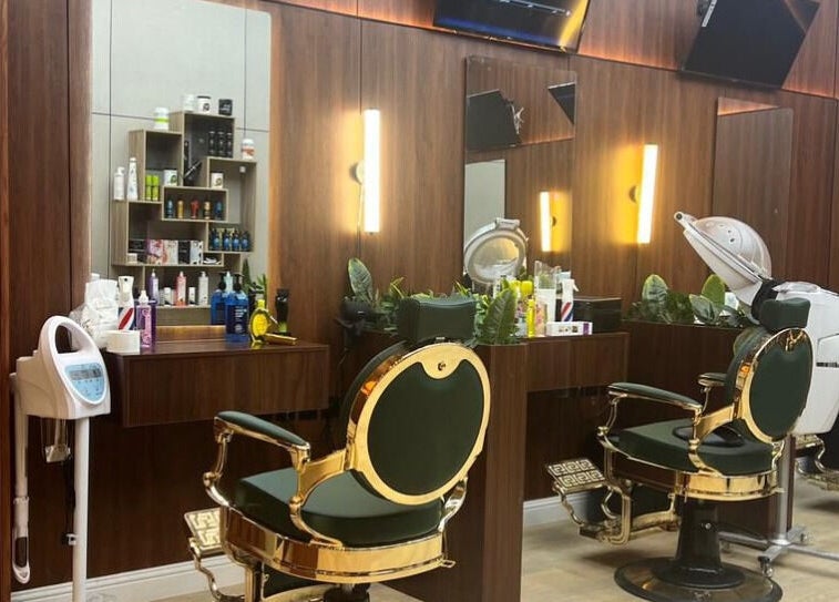 Luxurious interior of Billionaire Salon – Al Shati, Jeddah with elegant styling chairs and vanity setup.