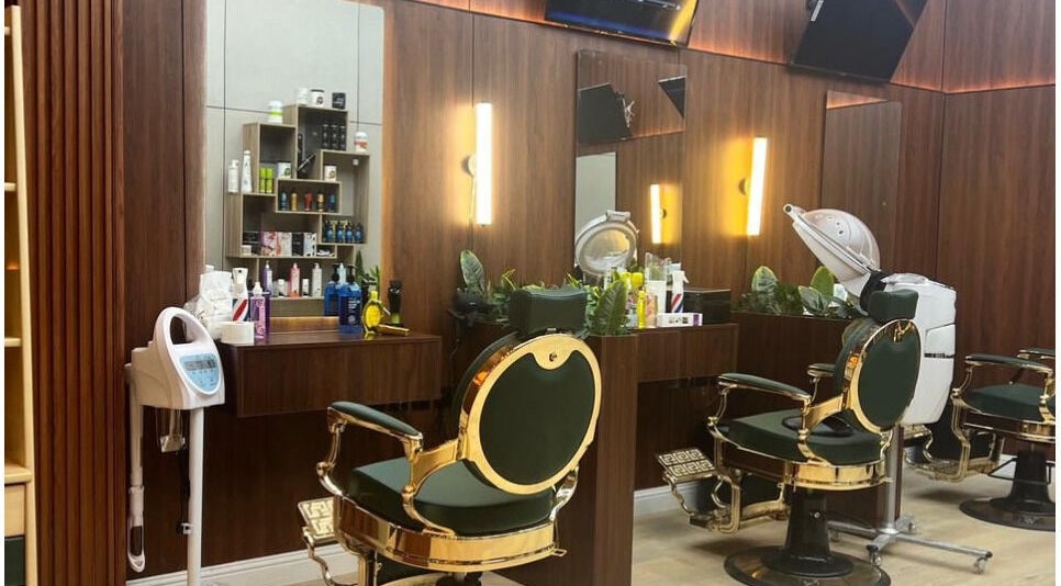 Luxurious interior of Billionaire Salon – Al Shati, Jeddah with elegant styling chairs and vanity setup.