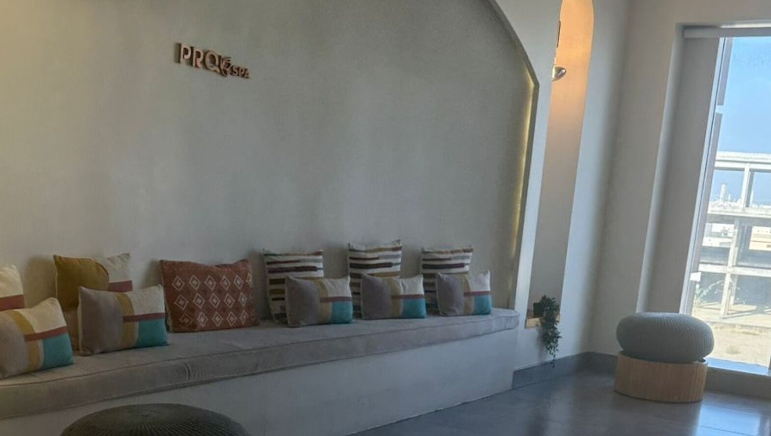 منطقة انتظار مريحة في Pro Spa Beauty، أبها، منطقة عسير، السعودية، توفر أجواء مريحة ومشرقة.