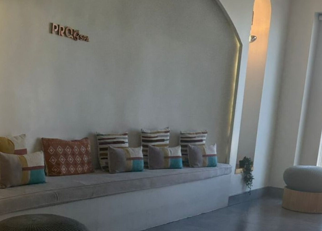 منطقة انتظار مريحة في Pro Spa Beauty، أبها، منطقة عسير، السعودية، توفر أجواء مريحة ومشرقة.
