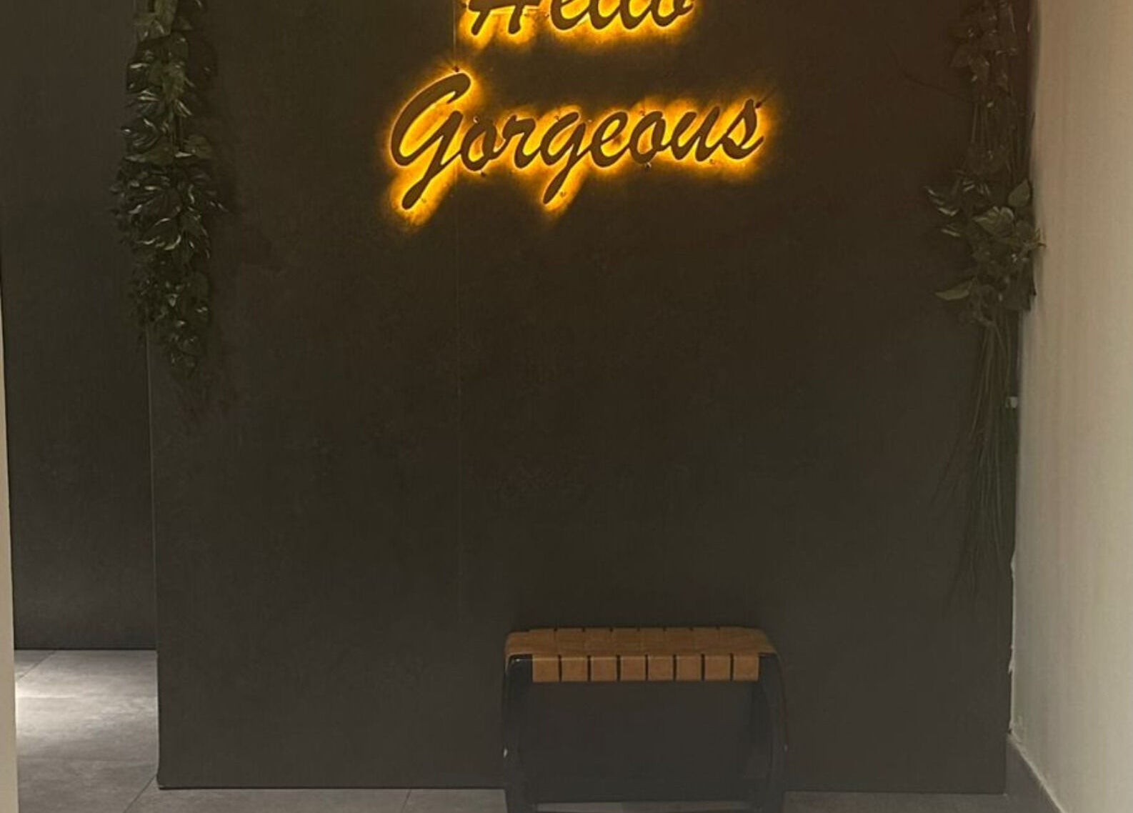 ديكور حائط أنيق مع عبارة 'Gorgeous' في برو سبا بيوتي، أبها، منطقة عسير، المملكة العربية السعودية.