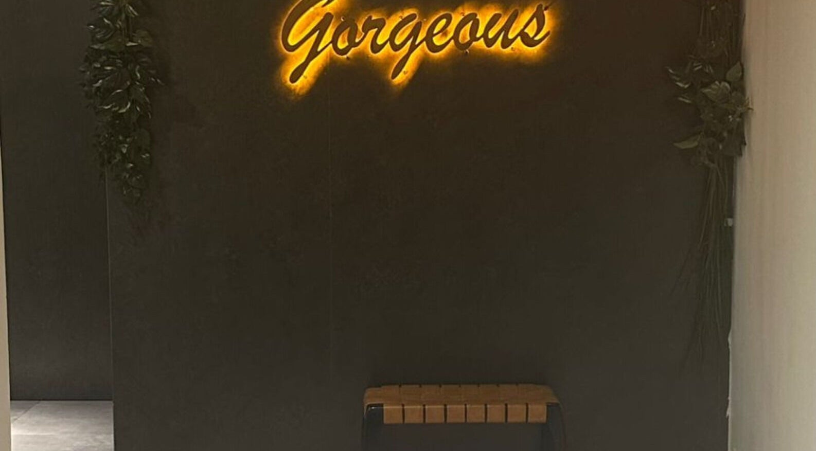 ديكور حائط أنيق مع عبارة 'Gorgeous' في برو سبا بيوتي، أبها، منطقة عسير، المملكة العربية السعودية.