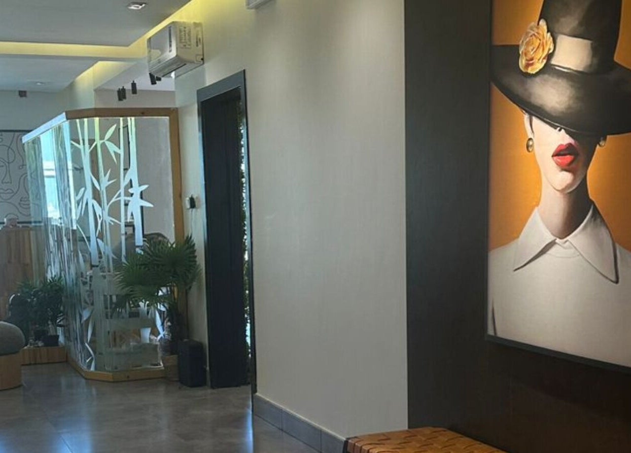 منظر داخلي لـ Pro Spa Beauty، أبها، منطقة عسير، SA، يظهر لوحة أنيقة وبهو مريح.