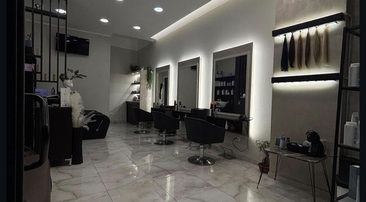 Interno di Eumorphia Hair Salon, Cosenza, Calabria, IT con sedie e specchi moderni.