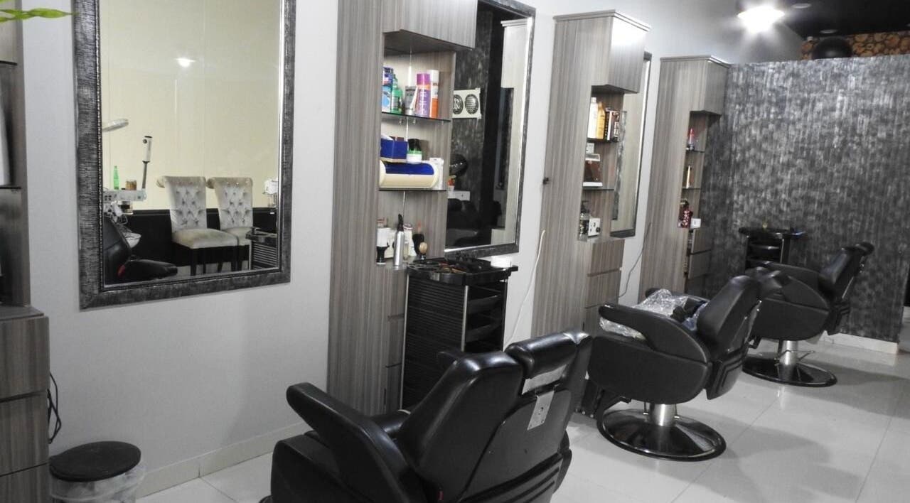 Salon chairs and mirrors at AL3raaap Salon & Spa صالون وسبا العّراب, Muscat, Muscat Governorate, OM.