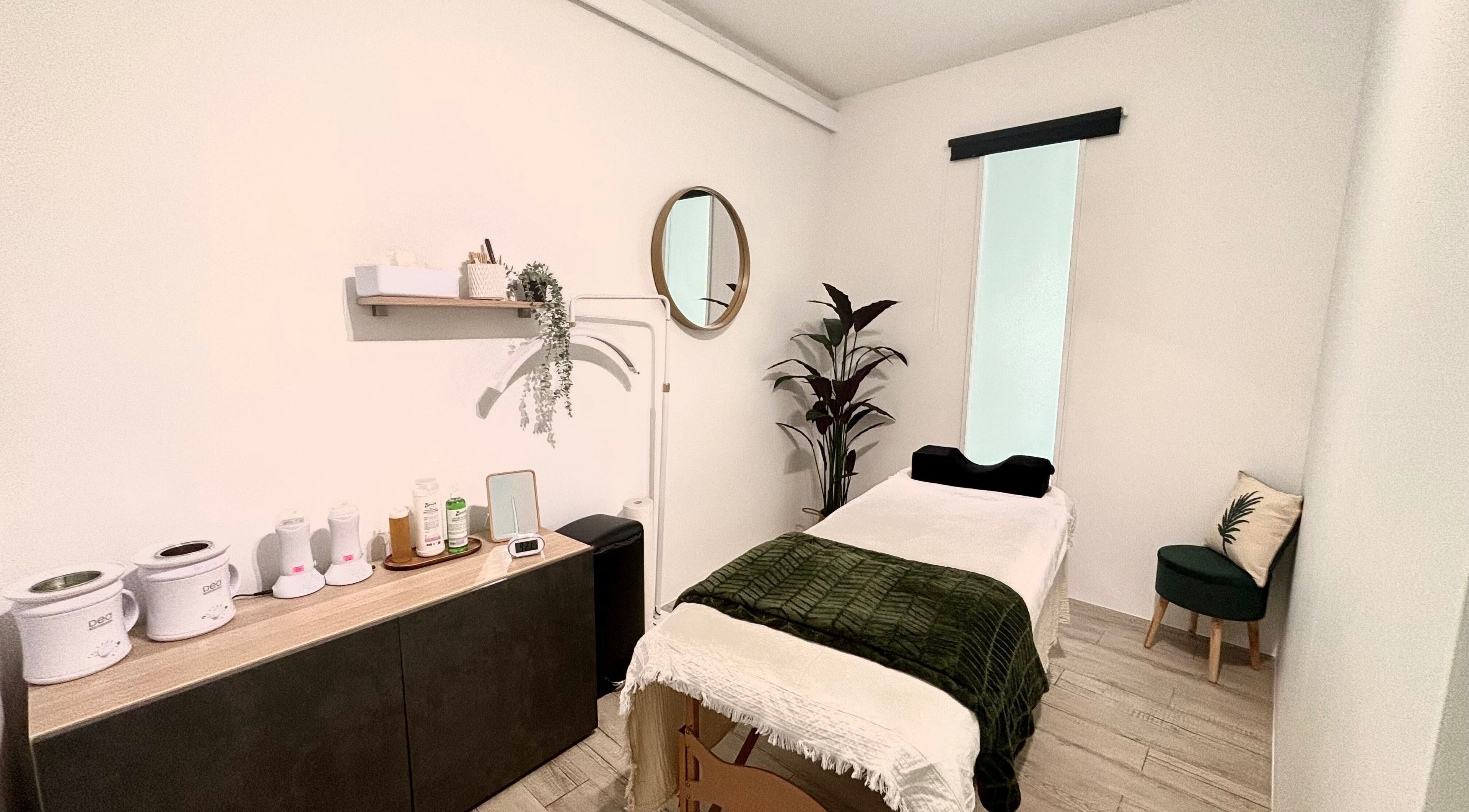 Salle de soins apaisante à Glowy St barth, saint-barthélemy, décor moderne et accueillant pour la détente.