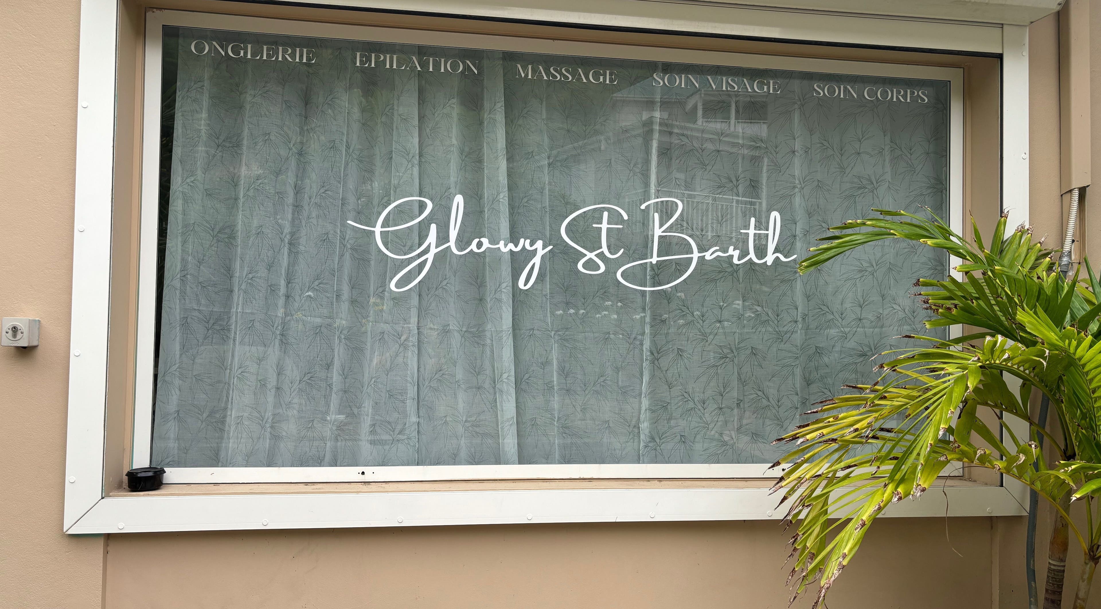 Vitrine du Glowy St Barth à Saint-Barthélemy, arborant le logo élégant et feuillage tropical.