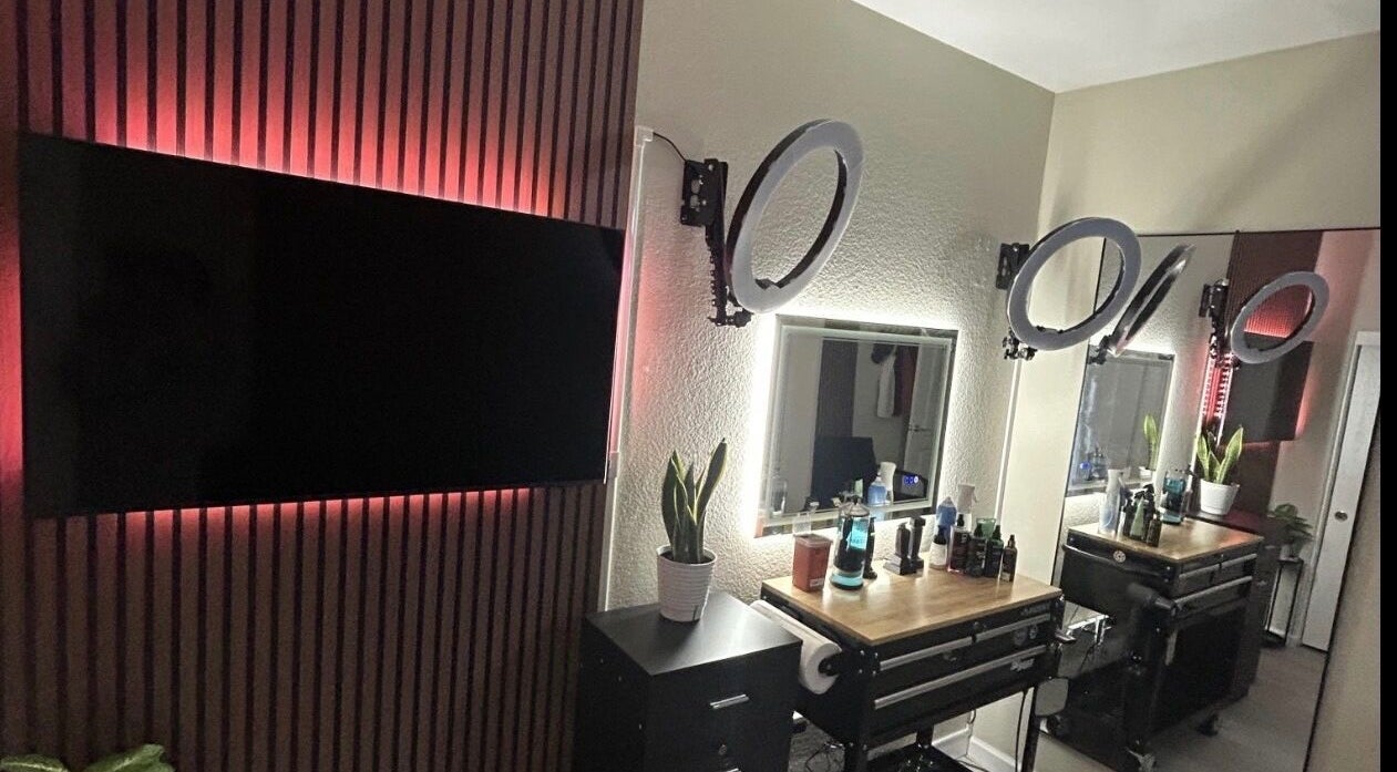 Intérieur moderne de KICKS BARBERSHOP à Argenteuil, Île-de-France, FR avec un éclairage élégant.