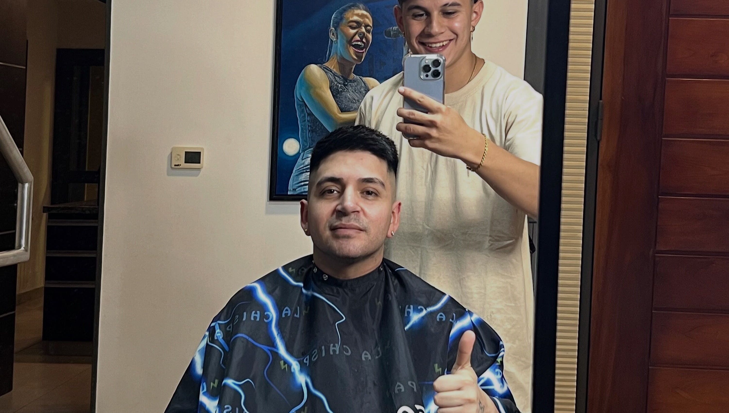 Happy customer receiving a haircut at Chispa Barberia, córdoba, AR showcasing style and satisfaction.