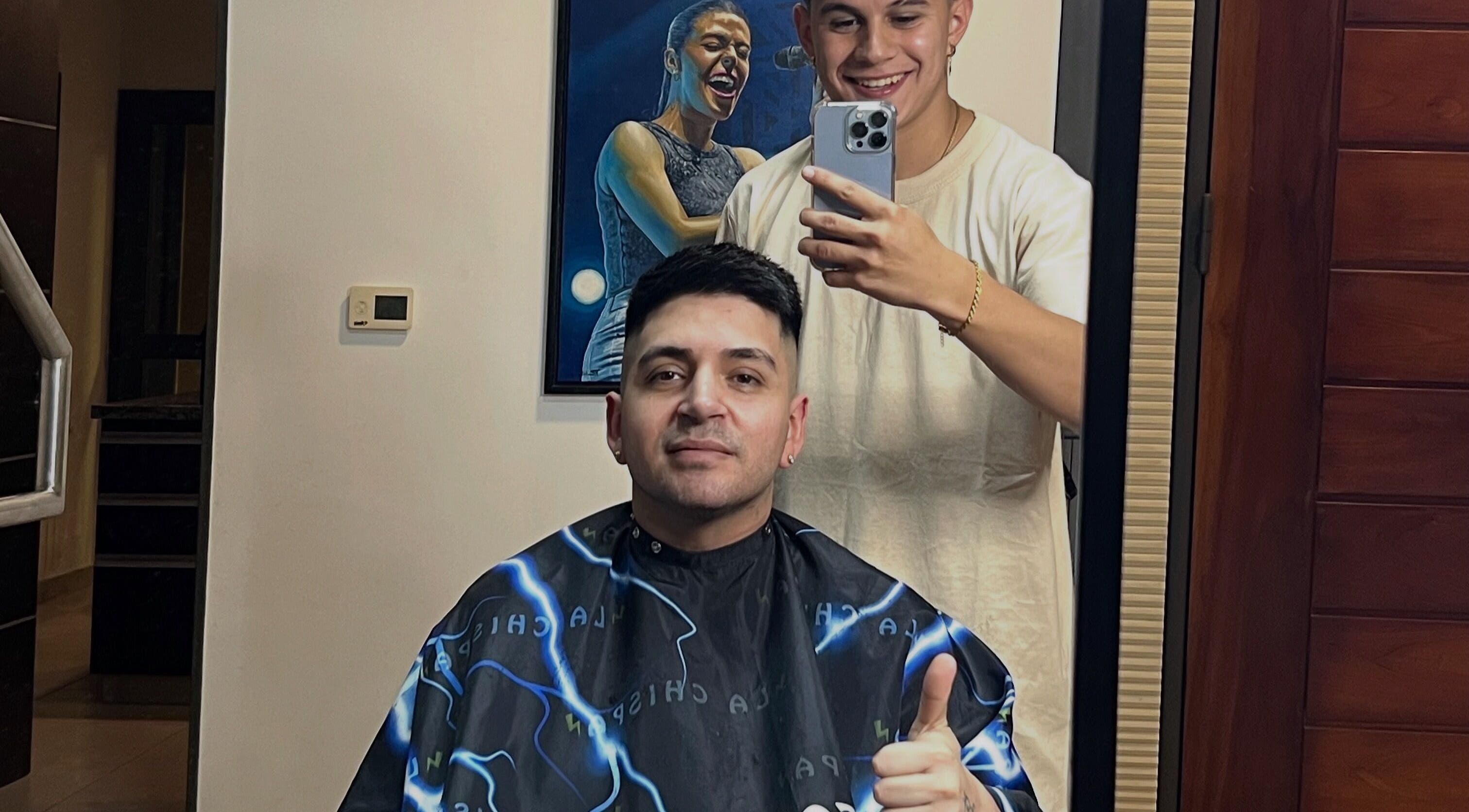Happy customer receiving a haircut at Chispa Barberia, córdoba, AR showcasing style and satisfaction.