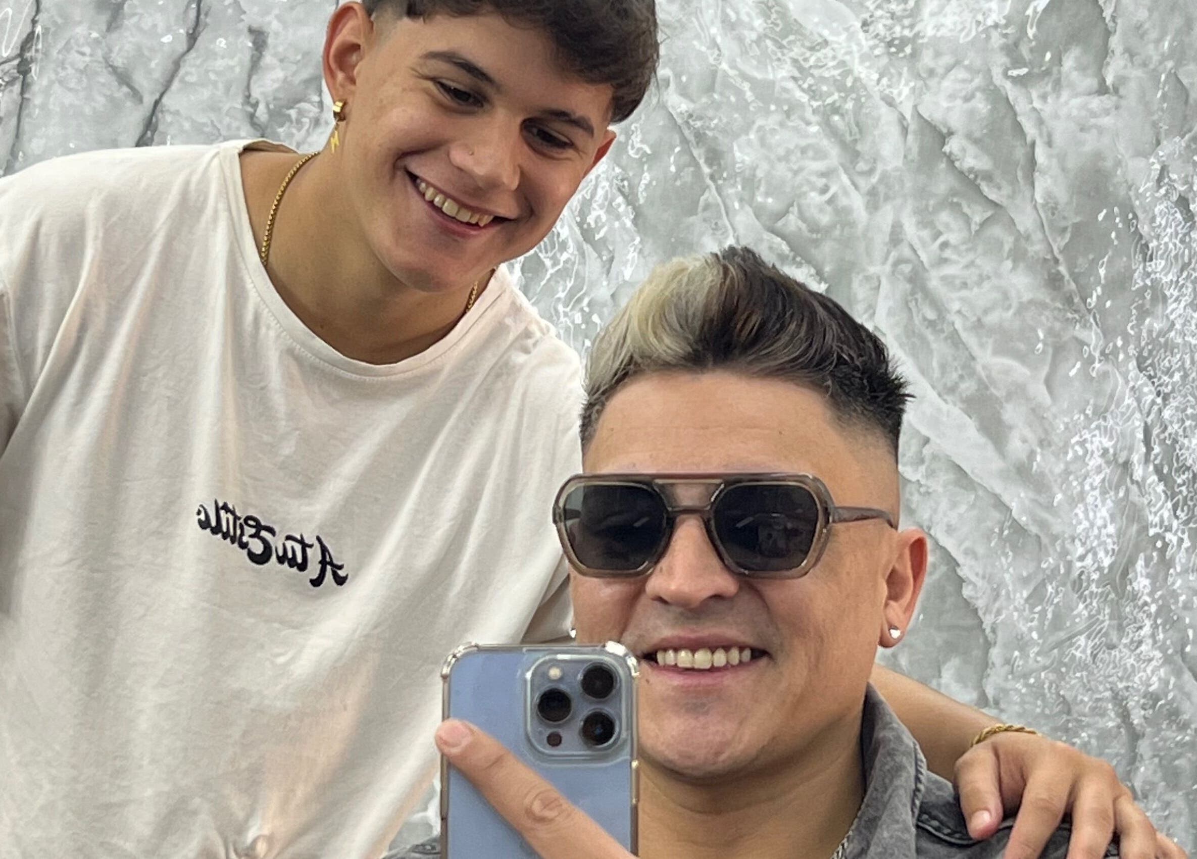 Happy clients at Chispa Barberia, Córdoba, AR, showing stylish haircuts and smiles.