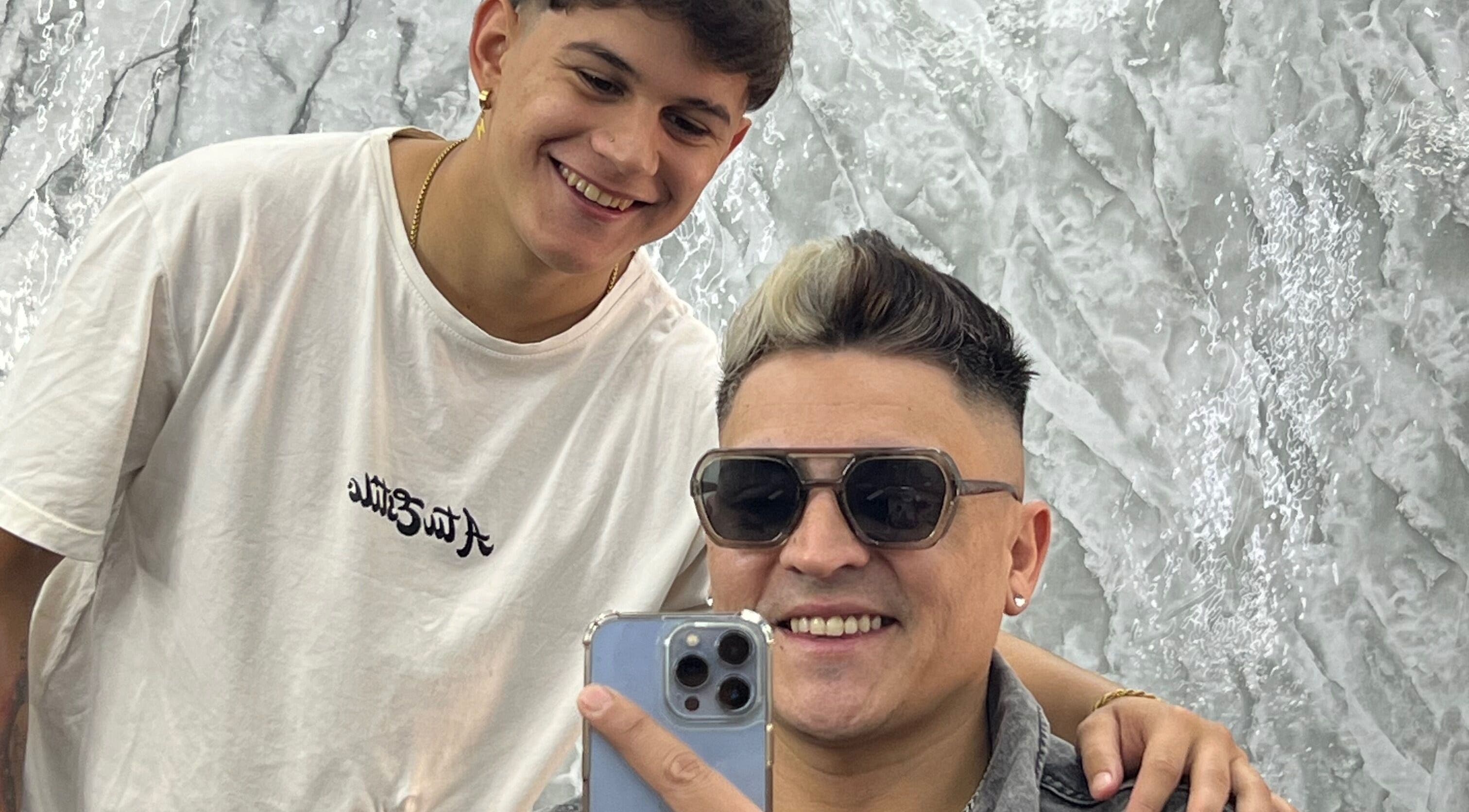 Happy clients at Chispa Barberia, Córdoba, AR, showing stylish haircuts and smiles.