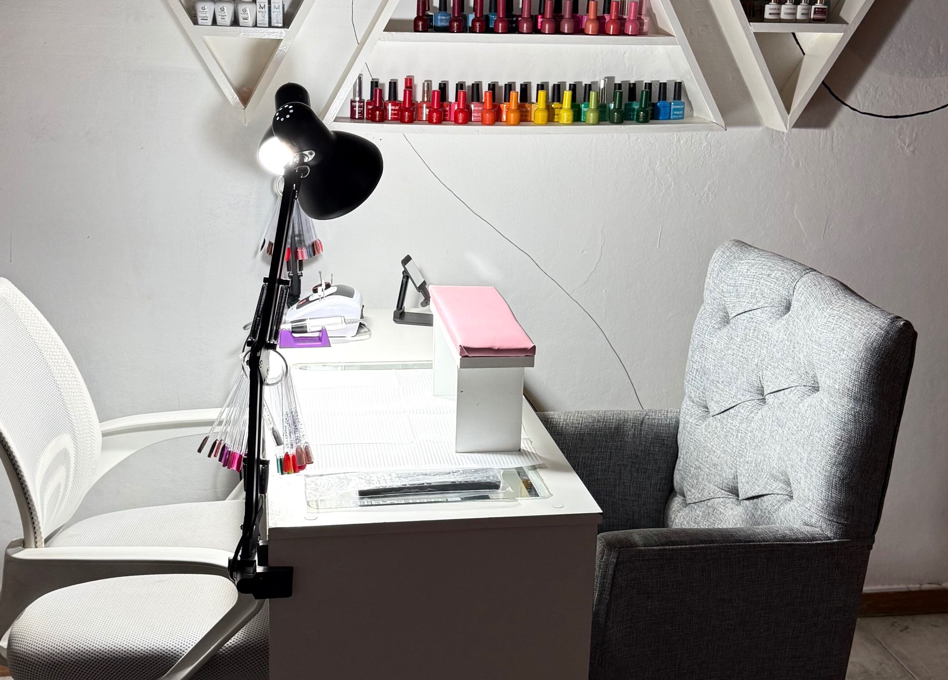 Estación de manicura en Almabella, Mendoza, Mendoza, AR, con sillas cómodas y esmaltes en estante.