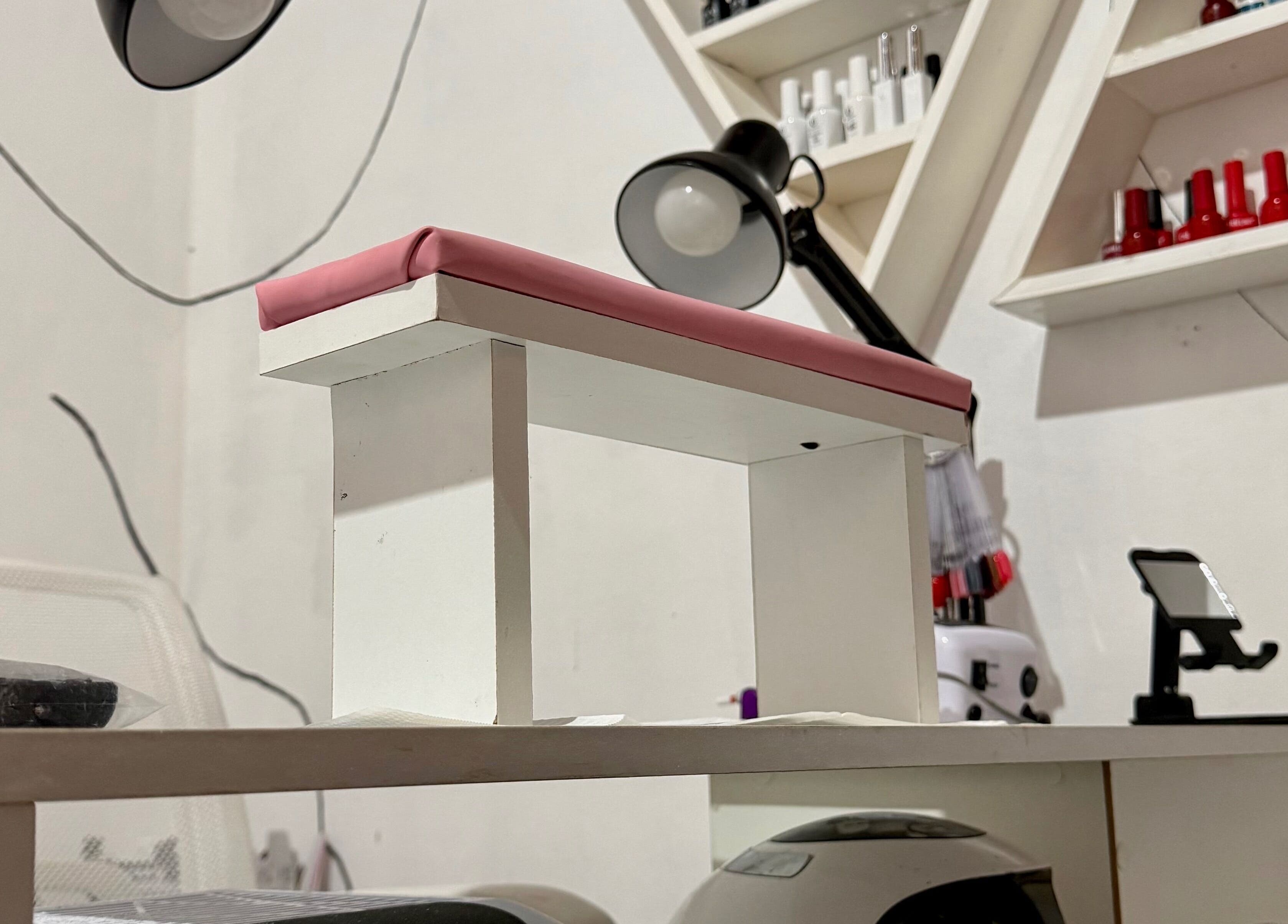 Estación de manicura en Almabella, Mendoza, Mendoza, AR, con lámparas y esmaltes organizados.