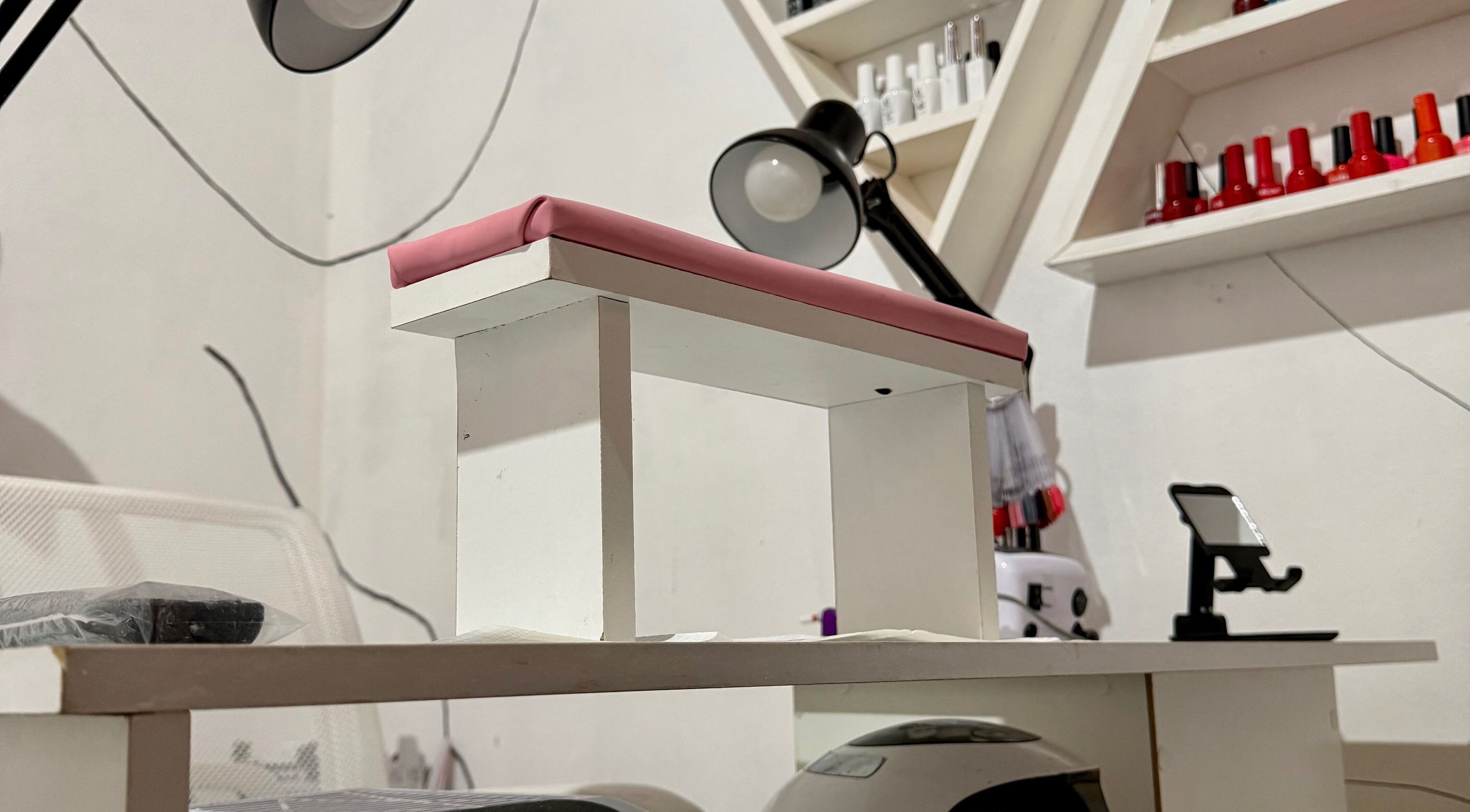 Estación de manicura en Almabella, Mendoza, Mendoza, AR, con lámparas y esmaltes organizados.