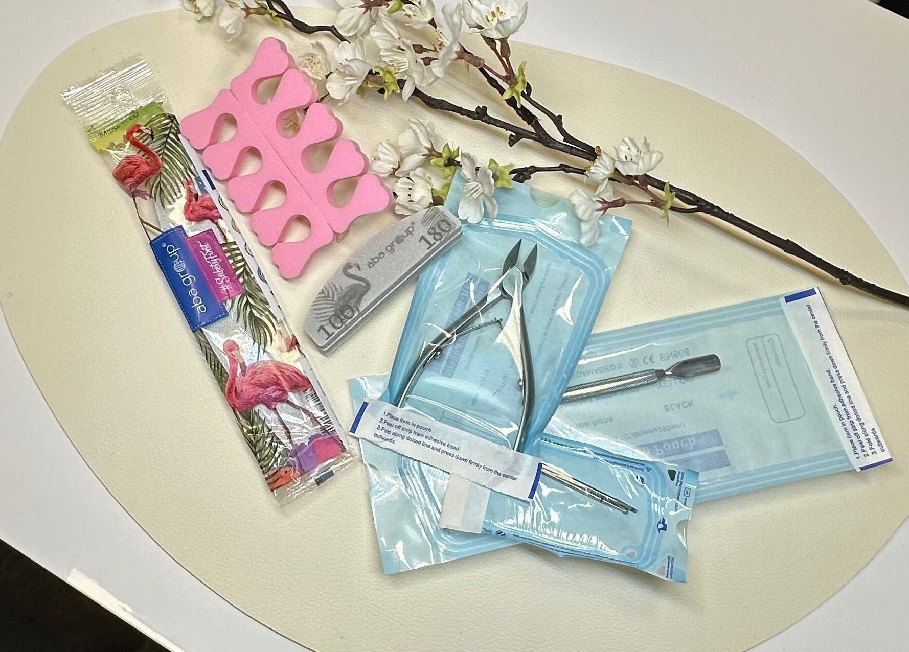 Zestaw do manicure w Nails&Pedicure&Brows Dal w Dal, Akershus, NO, z białymi kwiatami.