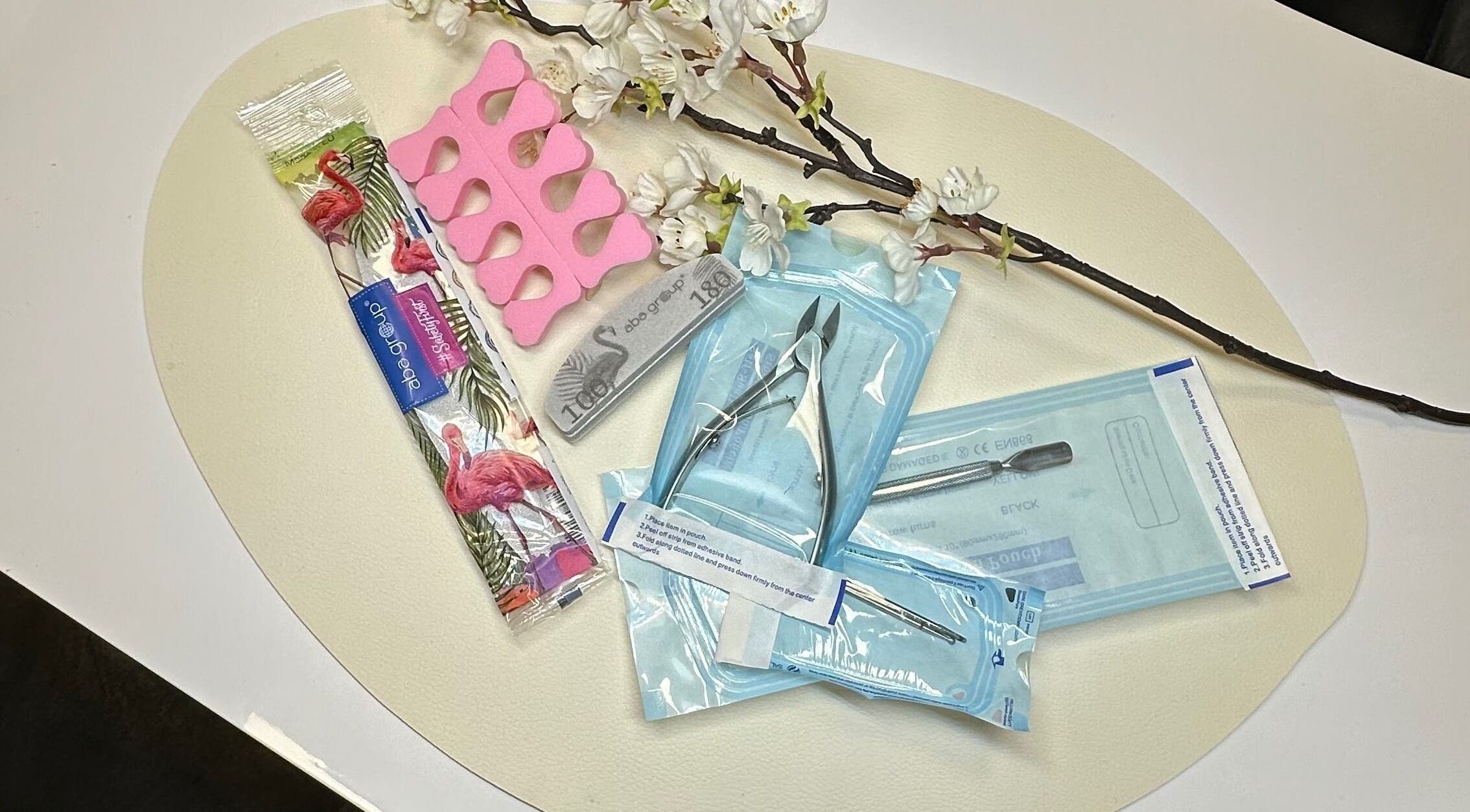 Zestaw do manicure w Nails&Pedicure&Brows Dal w Dal, Akershus, NO, z białymi kwiatami.