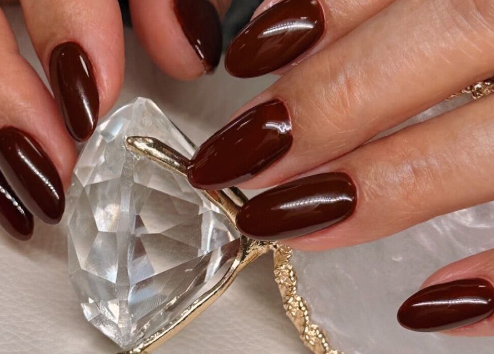 Eleganckie brązowe paznokcie w Nails&Pedicure&Brows Dal, Dal, Akershus, NO, z diamentowym akcentem.