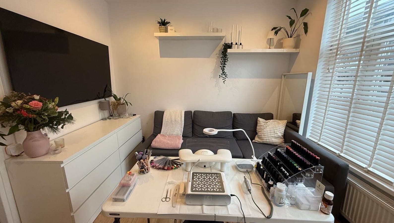 Gezellige salonhoek bij YOTAR.STUDIO, Amsterdam, Noord-Holland, NL, met comfortabele bank en stylingtafel.