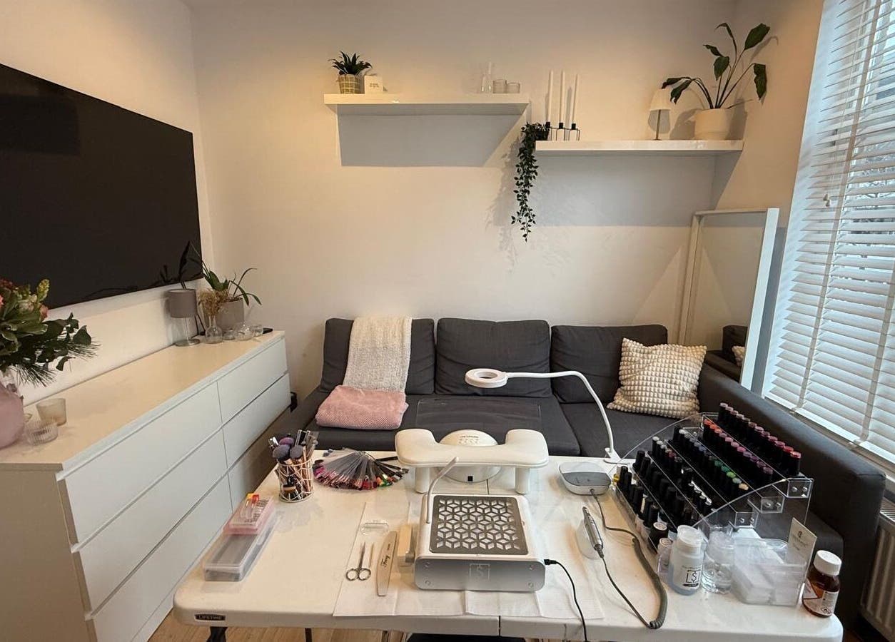 Gezellige salonhoek bij YOTAR.STUDIO, Amsterdam, Noord-Holland, NL, met comfortabele bank en stylingtafel.