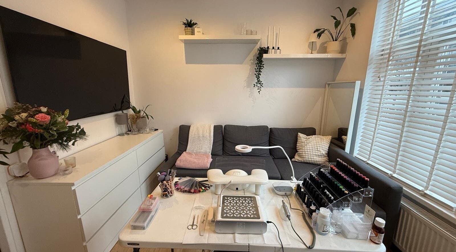 Gezellige salonhoek bij YOTAR.STUDIO, Amsterdam, Noord-Holland, NL, met comfortabele bank en stylingtafel.