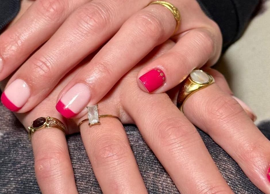 Stijlvolle roze nagels met gouden accenten bij YOTAR.STUDIO, Amsterdam, Noord-Holland, NL.