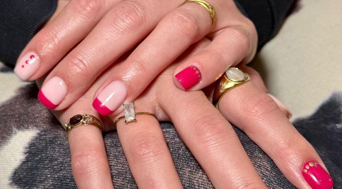 Stijlvolle roze nagels met gouden accenten bij YOTAR.STUDIO, Amsterdam, Noord-Holland, NL.
