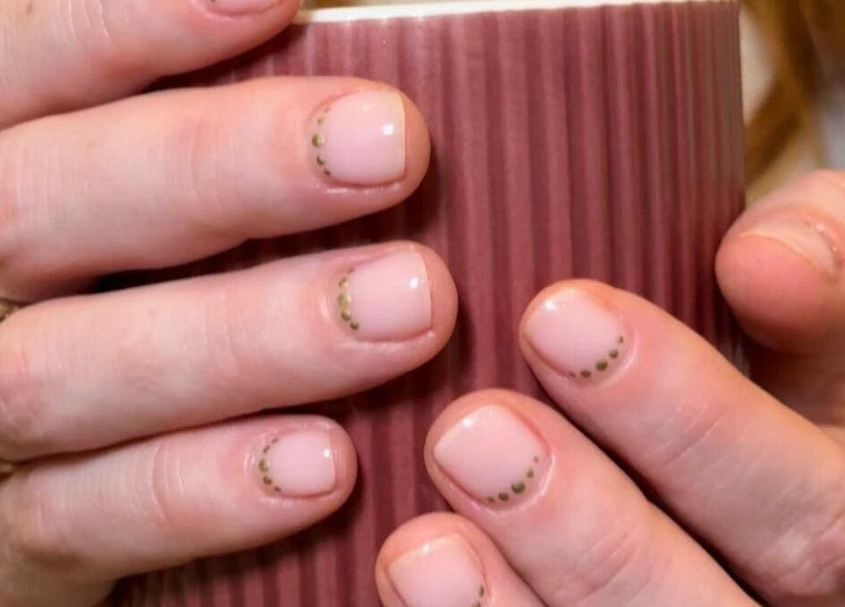 Stijlvolle nagels met gouden stippen bij YOTAR.STUDIO, Amsterdam, Noord-Holland, NL.