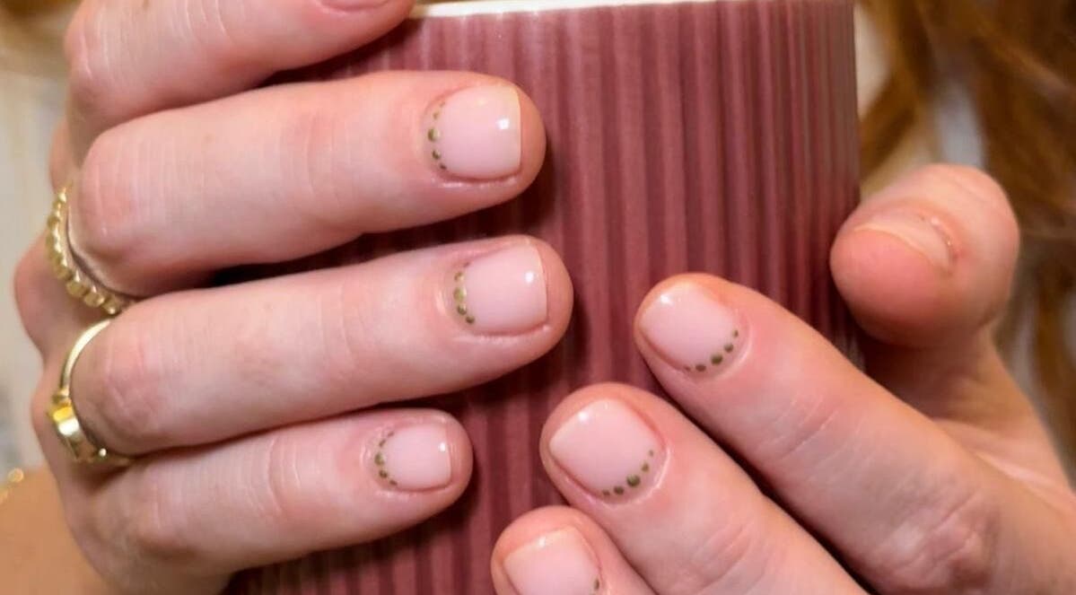 Stijlvolle nagels met gouden stippen bij YOTAR.STUDIO, Amsterdam, Noord-Holland, NL.