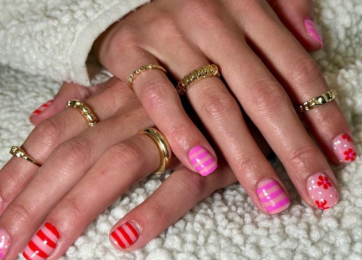 Kleurrijke nail art bij YOTAR.STUDIO in Amsterdam, Noord-Holland, NL. Creatieve patronen met gouden ringen.