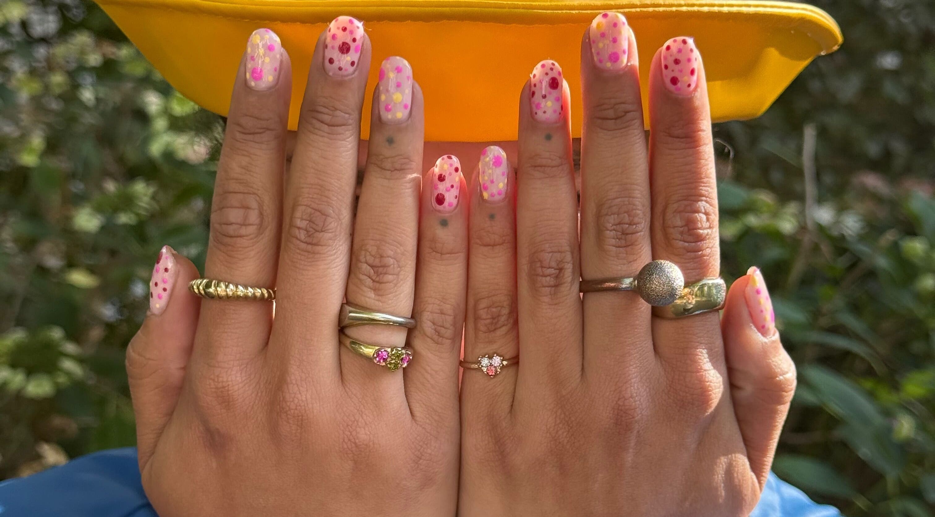 Kleurrijke nail art bij YOTAR.STUDIO, Amsterdam, Noord-Holland, NL. Stijlvolle en creatieve nagels.