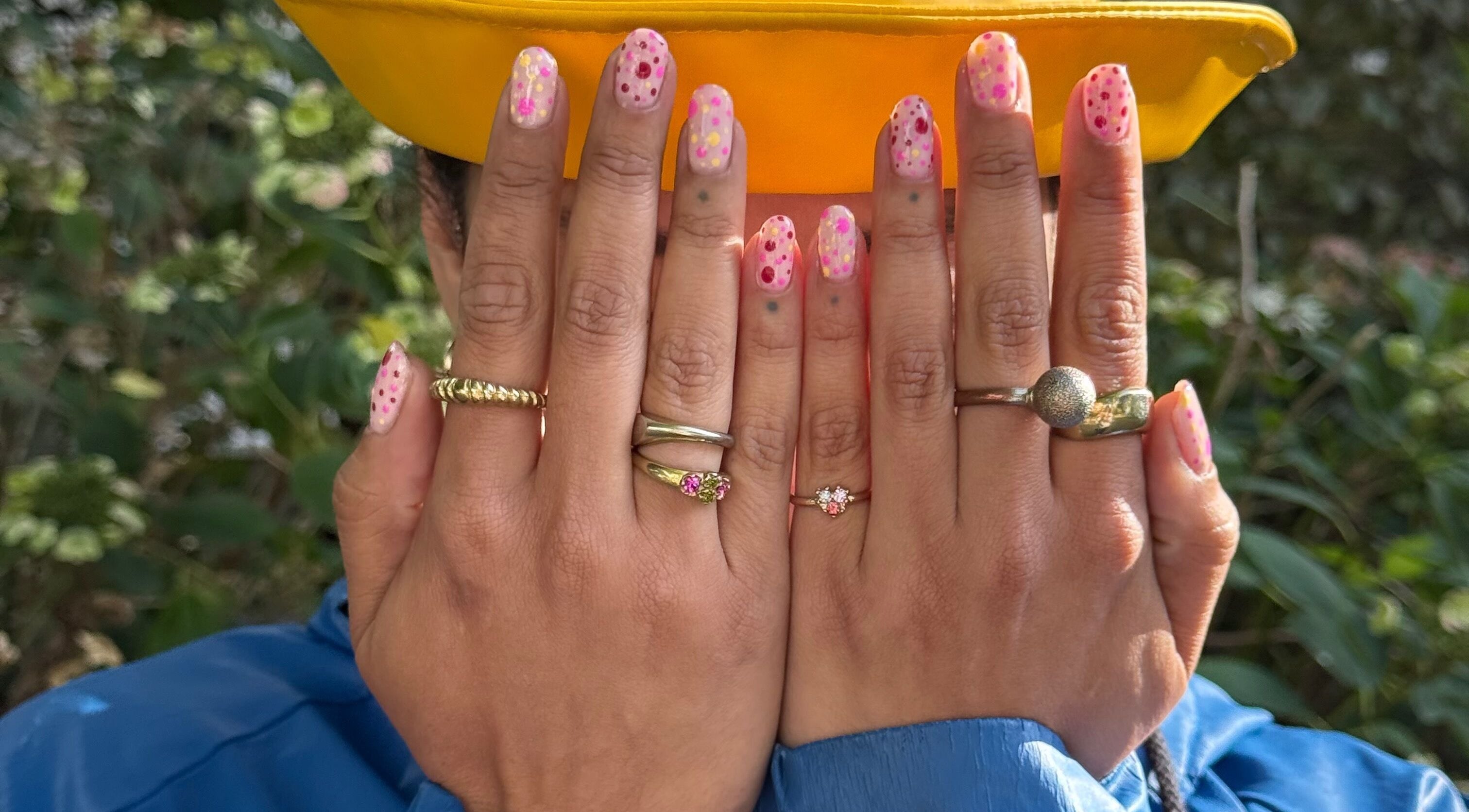 Stijlvolle nagels met kleurige stippen en ringen bij YOTAR.STUDIO, Amsterdam, Noord-Holland, NL.