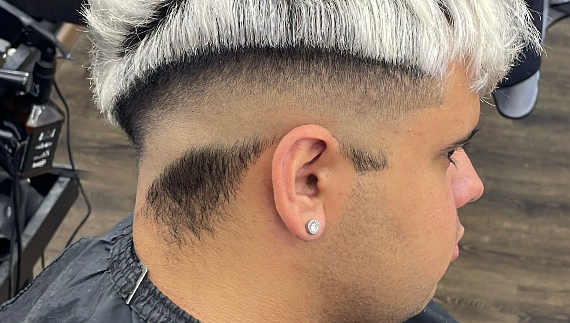 Corte moderno en Gustavo Berrueta, Maldonado, Departamento De Maldonado, UY: degradado y diseño creativo.