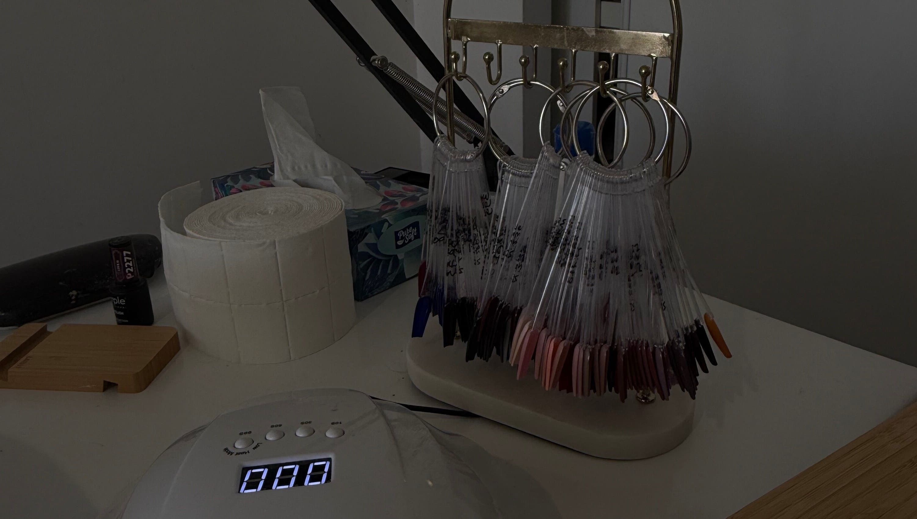 Palette de couleurs à Dalil Nail's, Marseille, Provence-alpes-côte D'azur, FR. Choix varié de teintes.