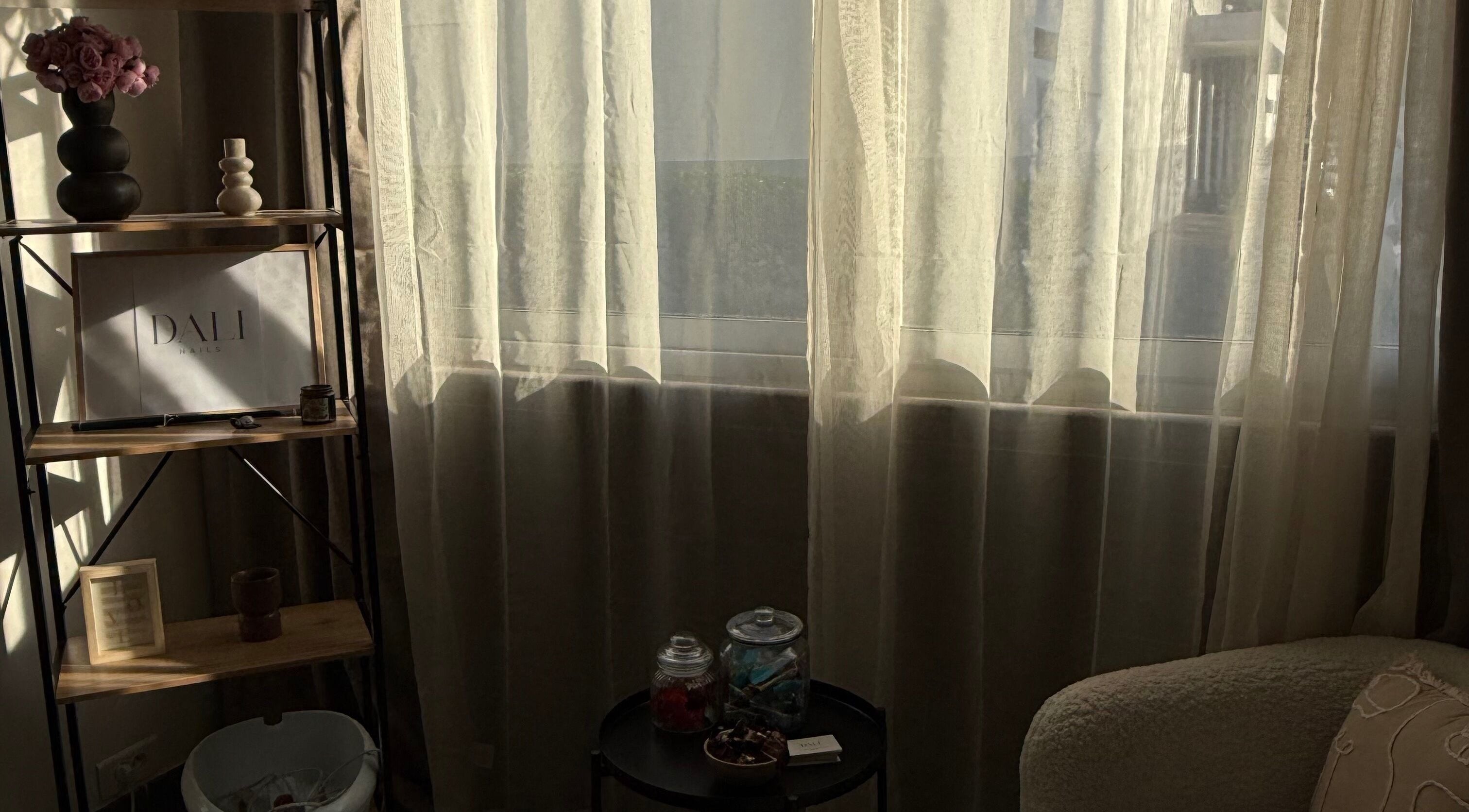 Intérieur élégant et chaleureux de DaliNail's à Marseille, Provence-alpes-côte D'azur, FR.